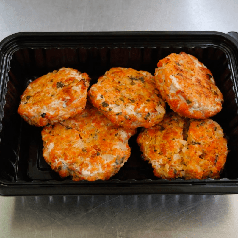 5 cooked salmon cakes in to go container